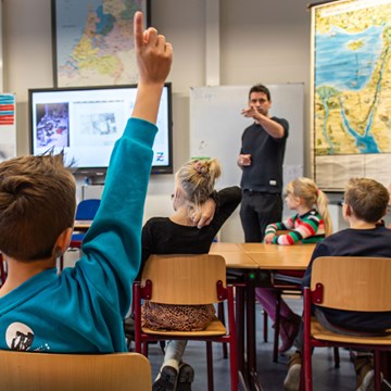 Basisschoolklas van de Faukeliusschool in Middelburg krijgt les van een archeoloog. 