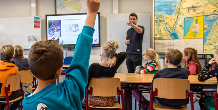 Basisschoolklas van de Faukeliusschool in Middelburg krijgt les van een archeoloog. 