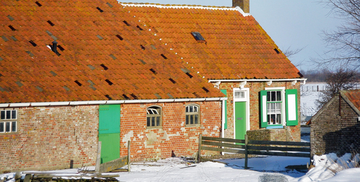Historische boerderij in de sneeuw aan de Grindweg in Westkapelle