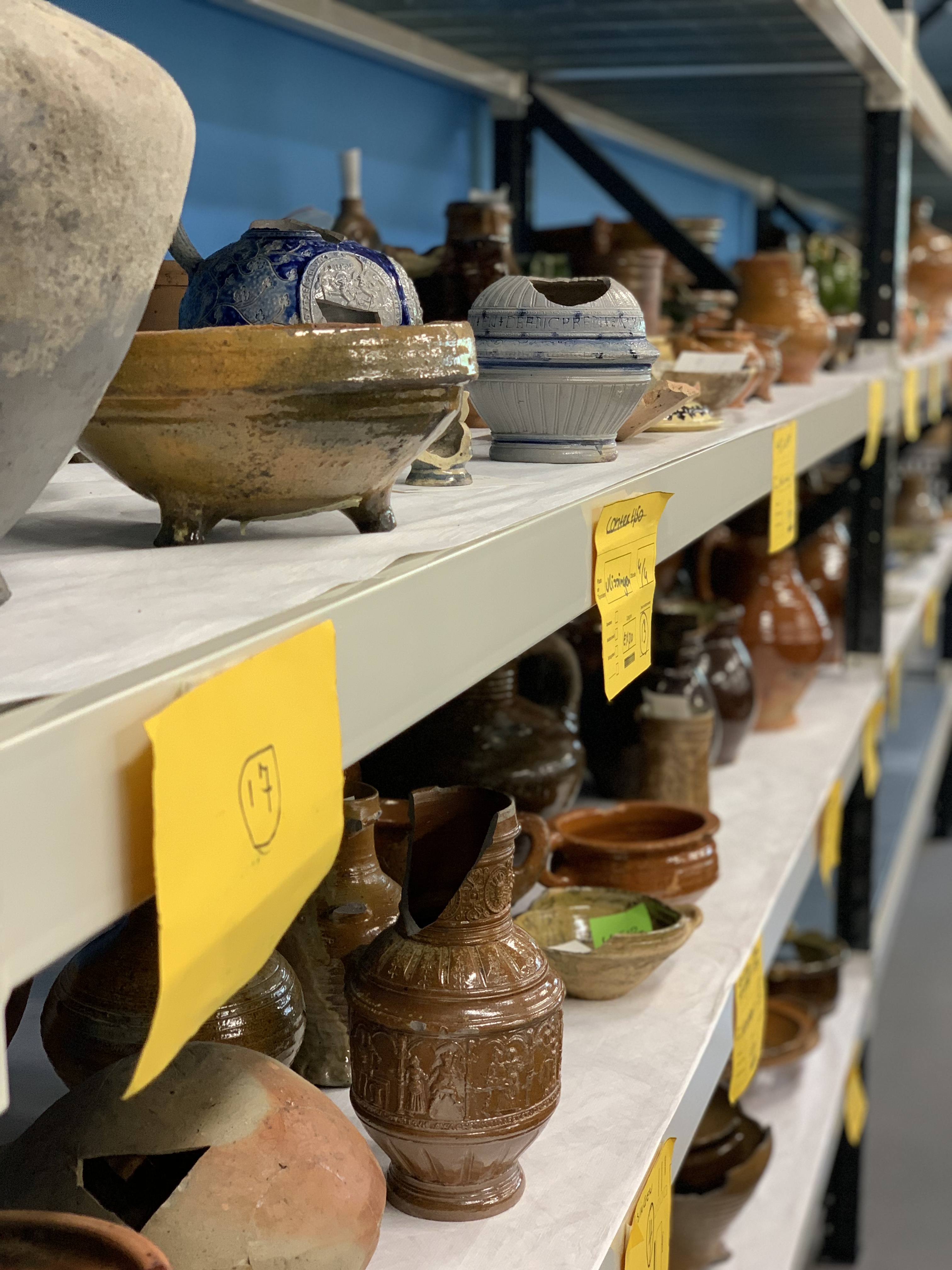 Verschillende potten en schalen in het Zeeuws Archeologisch Depot.