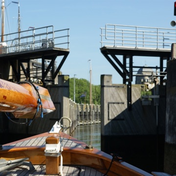 Oude zeilboot wachtend voor sluisdeuren