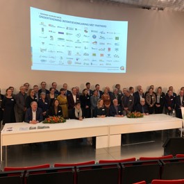 Groepsfoto ondertekening deelnemers Geopark Schelde Delta