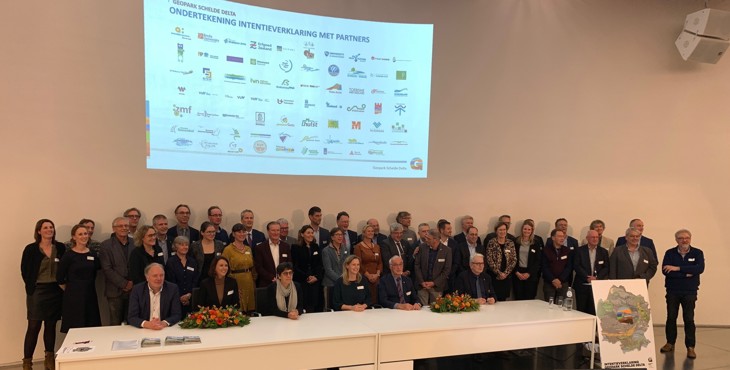 Groepsfoto ondertekening deelnemers Geopark Schelde Delta