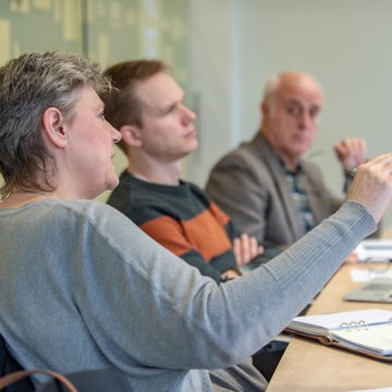 Diverse mensen aan tafel tijdens het Provinciebreed Overleg Zeeuwse Archeologie.