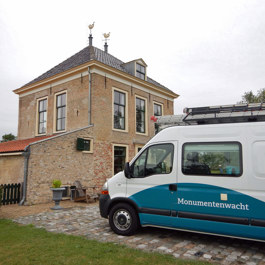 De inspectiebus van de Monumentenwacht bij een monumentaal pand.