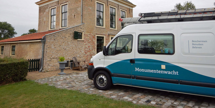 De inspectiebus van de Monumentenwacht bij een monumentaal pand.