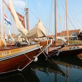 Historische schepen in de haven.