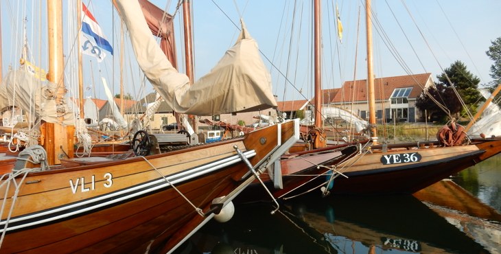 Historische schepen in de haven.