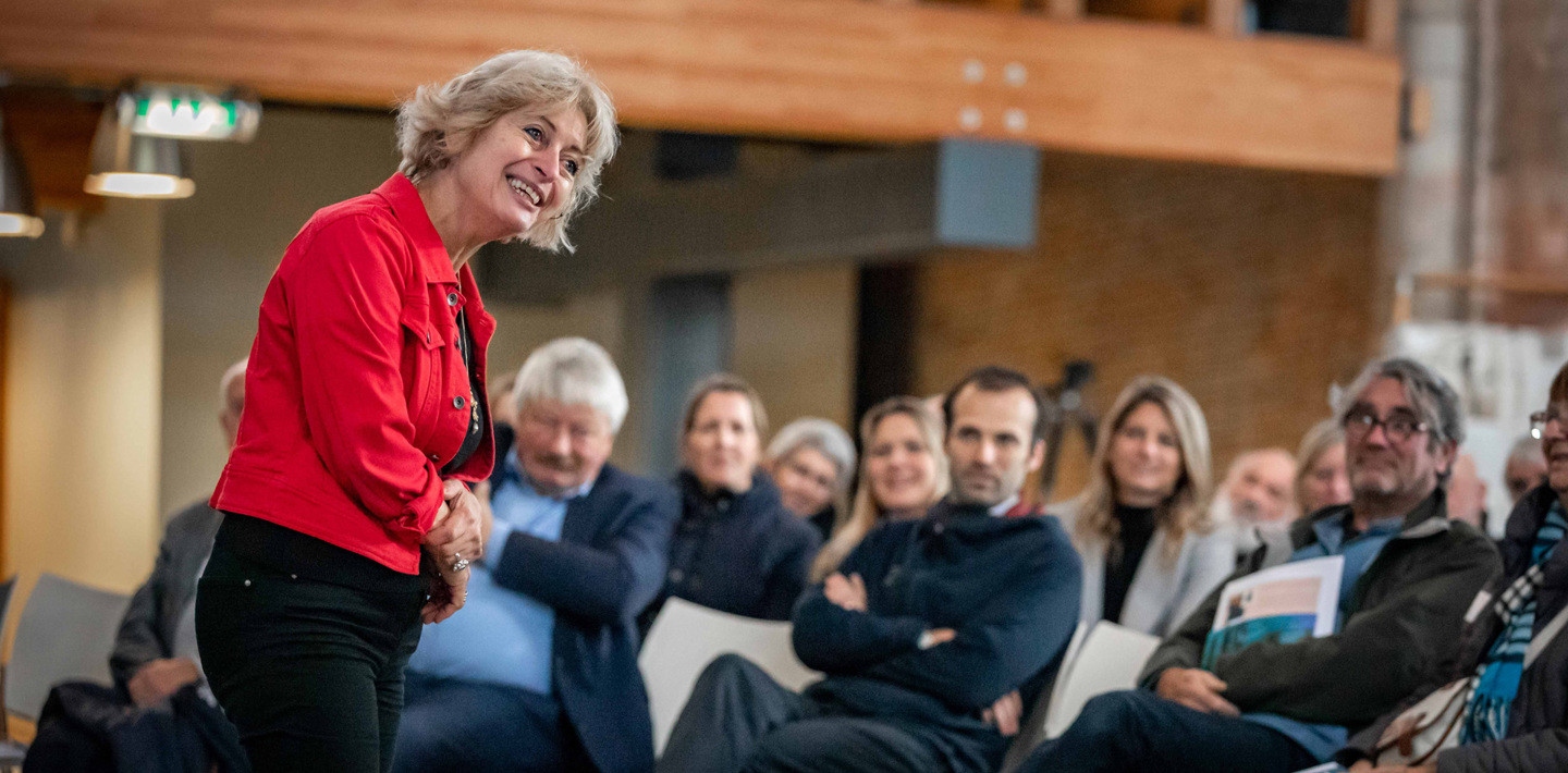 Een spreekster en een groep luisteraars tijdens de contactdag Erfgoed & Publiek met als thema storytelling.