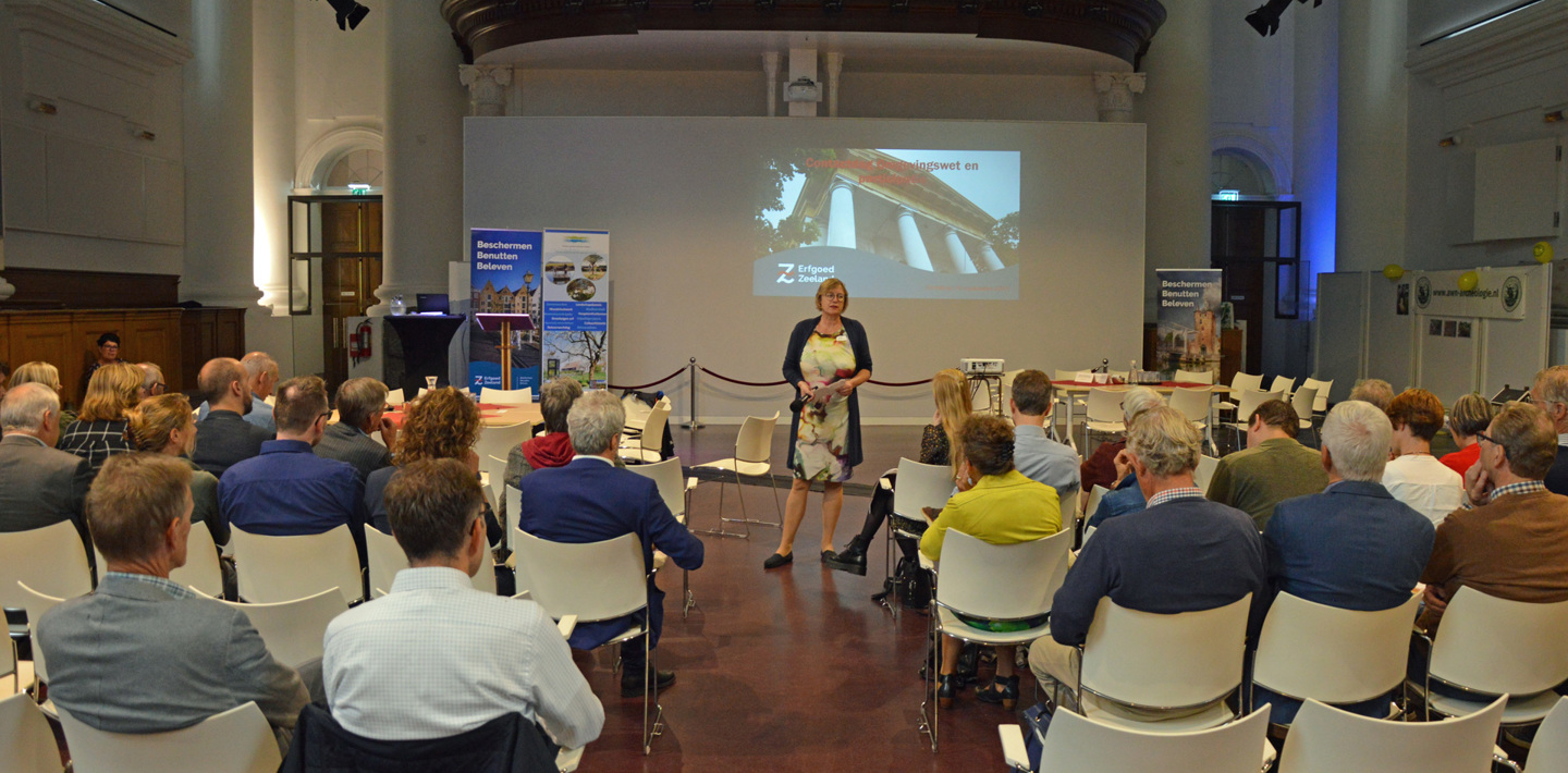 Spreekster en een groep mensen tijdens de contactdag Erfgoed en Ruimte over de omgevingswet.