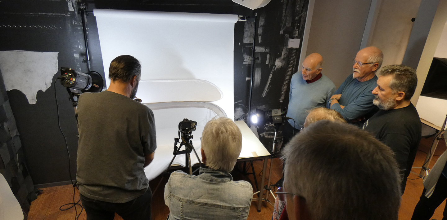 Mensen tijdens de musea basistraining objecten fotograferen.