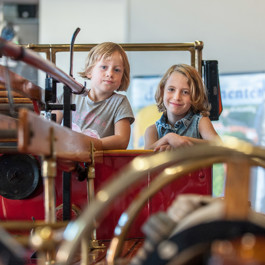 Twee kinderen bij brandweerwagen de Magirus tijdens de Open Monumenten Dag.