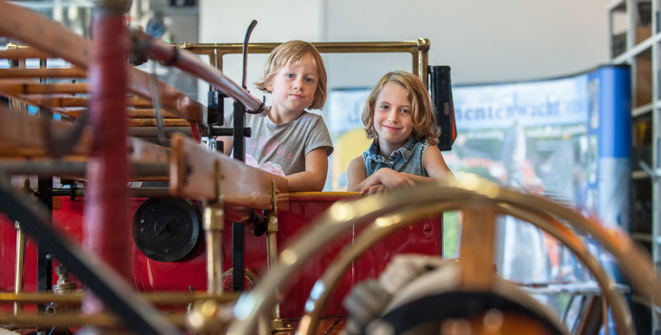 Twee kinderen bij brandweerwagen de Magirus tijdens de Open Monumenten Dag.