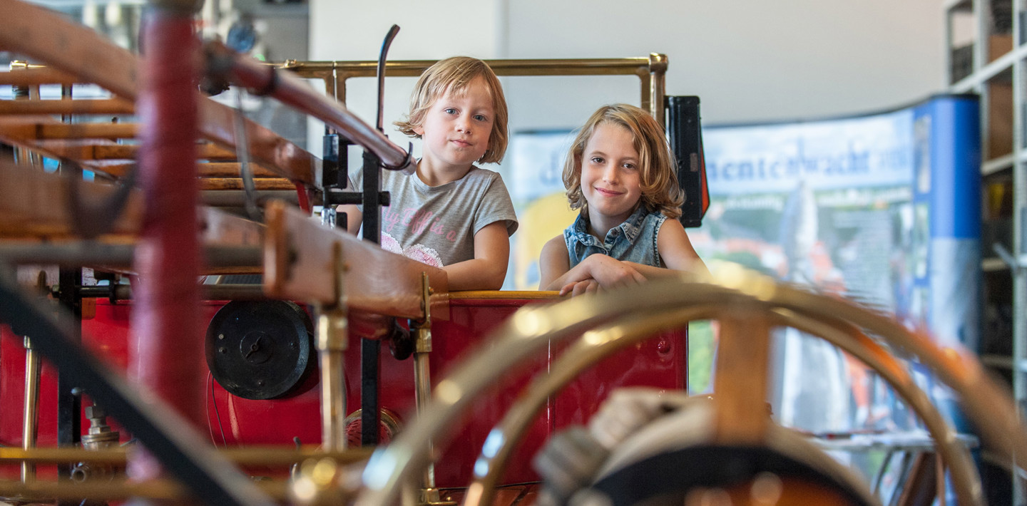 Twee kinderen bij brandweerwagen de Magirus tijdens de Open Monumenten Dag.