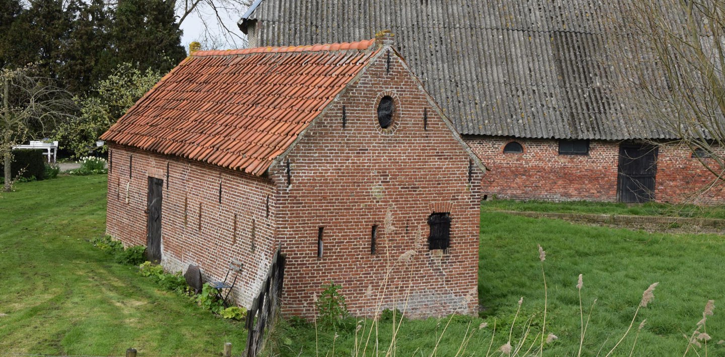 Twee oude schuren die vallen onder agrarisch erfgoed in Sluis.