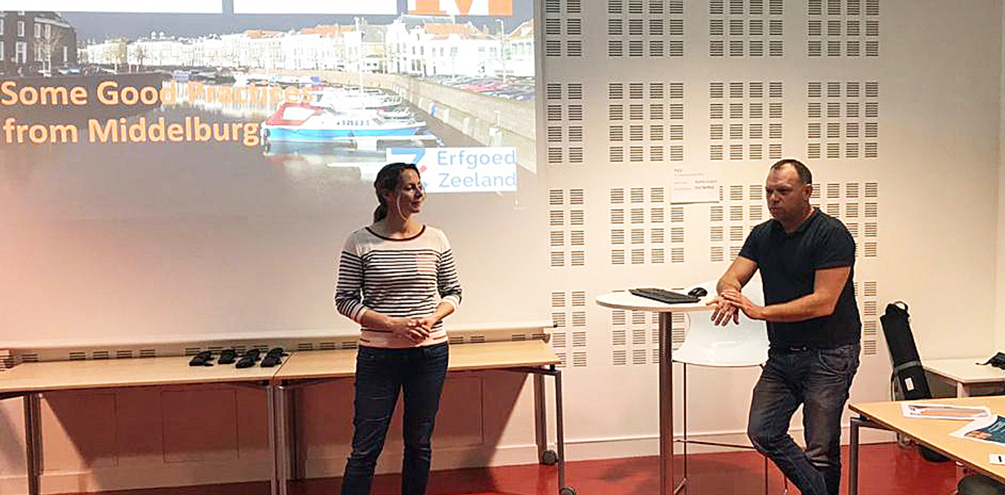 Twee medewerkers van Erfgoed Zeeland tijdens een presentatie over het Duurzaam Monumentenpaspoort in Bordeaux.