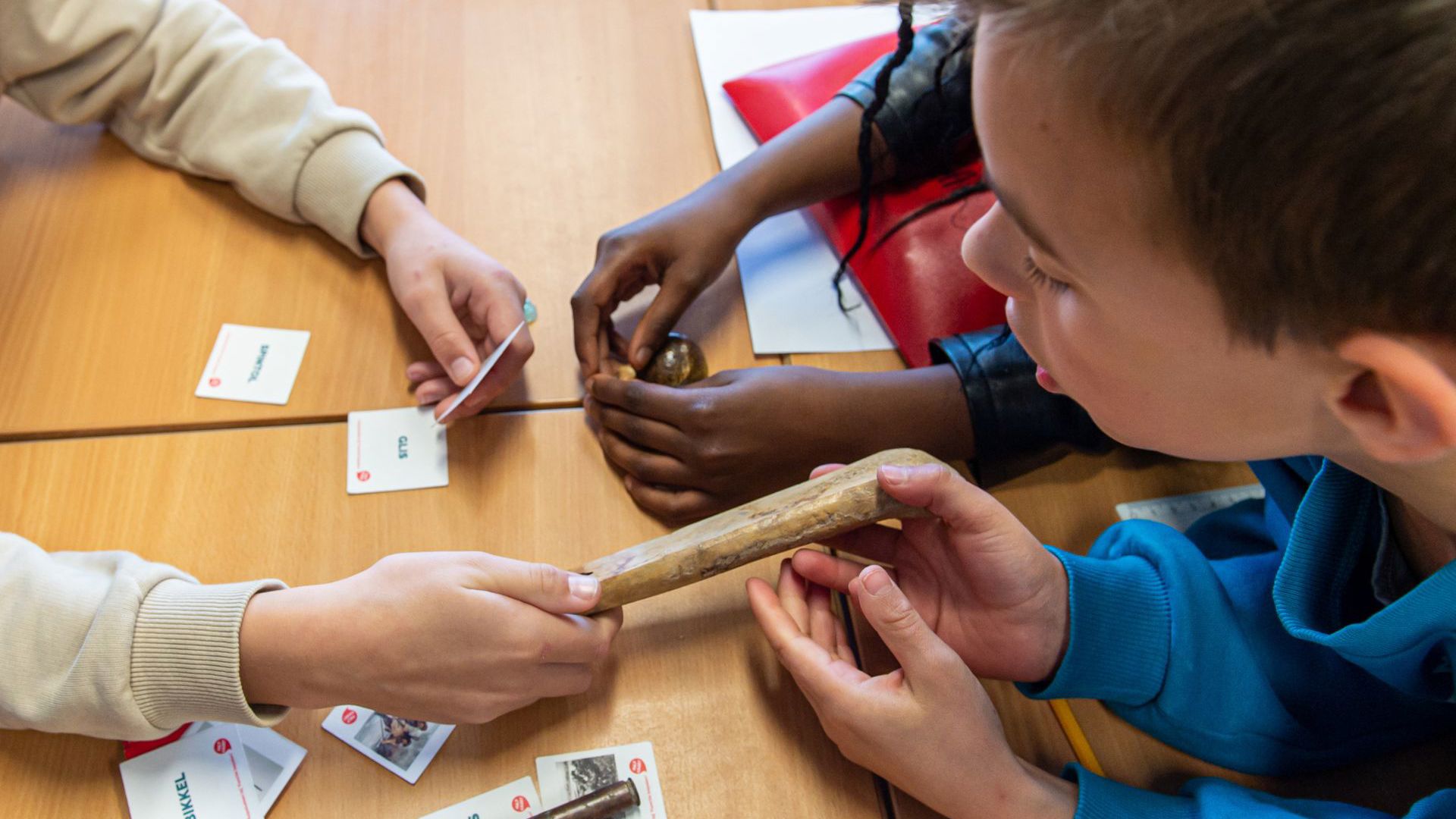 Kinderen leren over de functie van voorwerpen tijdens de bezoekles Archeoloog in de klas.