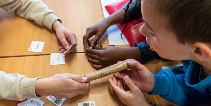 Kinderen leren over de functie van voorwerpen tijdens de bezoekles Archeoloog in de klas.