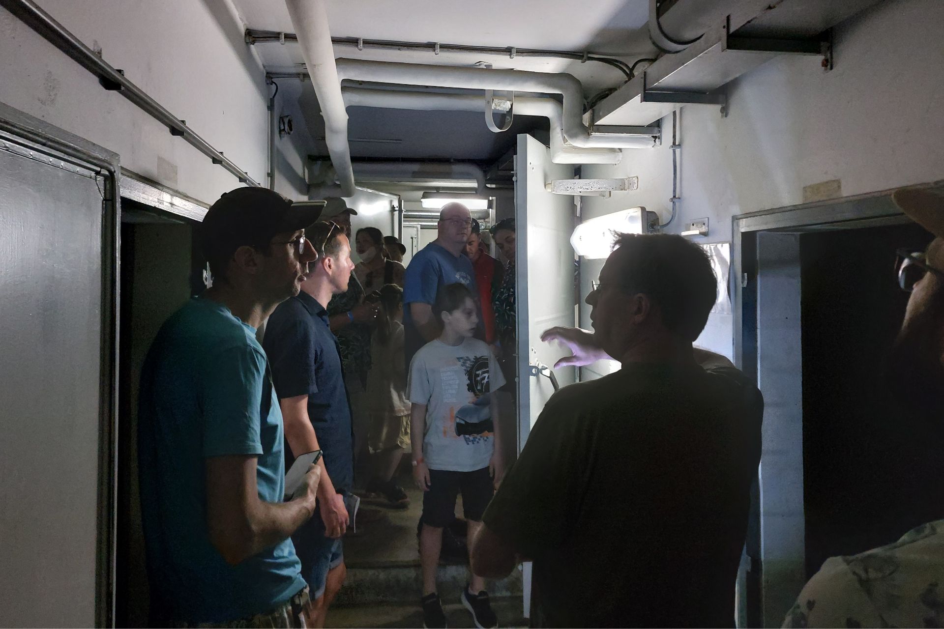 Rondleiding door een bunker met historische verhalen.