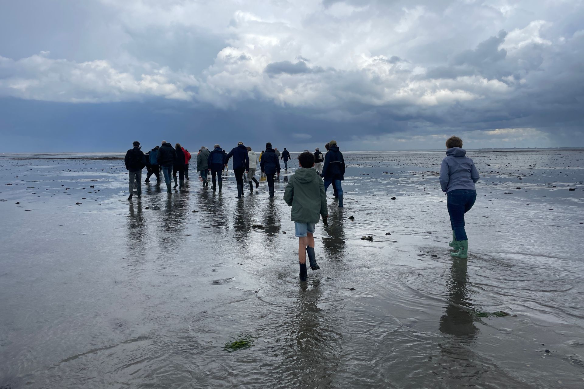Wandelen over de slikken naar verdronken Nieuwlande.