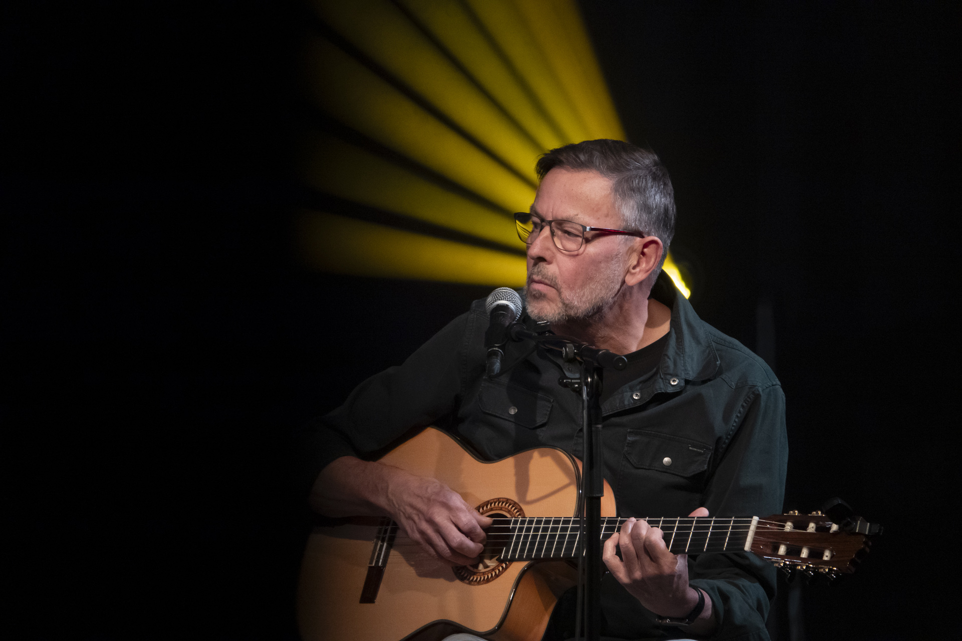 Zeeuwse muzikant Sjef Hermans tijdens het concert op 30 november 2023 (foto Tineke Boer).