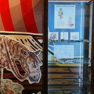 Vitrinekast met vondsten, met daarin een deel van de collectie over het leven in Walichrum in de Vikingtijd.