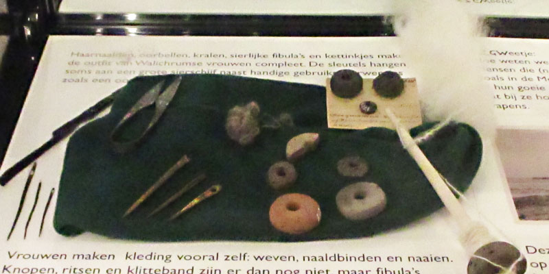 Divers naaimateriaal in een vitrinekast in Terra Maris, tijdens de tentoonstelling over het leven in Walichrum in de Vikingtijd.