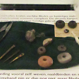 Divers naaimateriaal in een vitrinekast in Terra Maris, tijdens de tentoonstelling over het leven in Walichrum in de Vikingtijd.