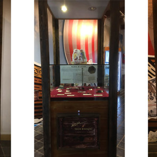 Diverse vondsten in een vitrinekast in Terra Maris, tijdens de tentoonstelling over het leven in Walichrum in de Vikingtijd.