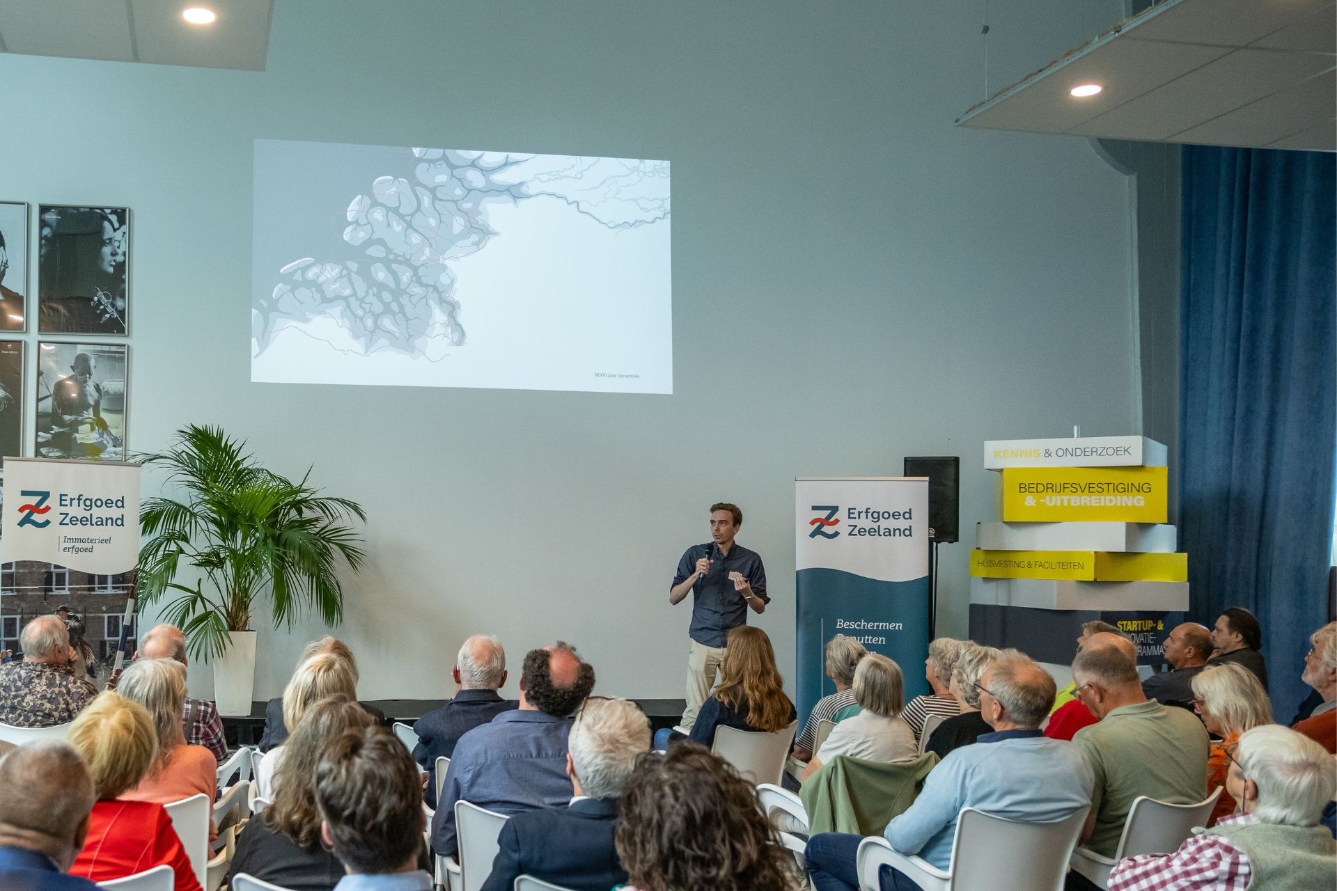 Jelle Hettema van het College van Rijksbouwmeester en Rijksadviseurs geeft een lezing.