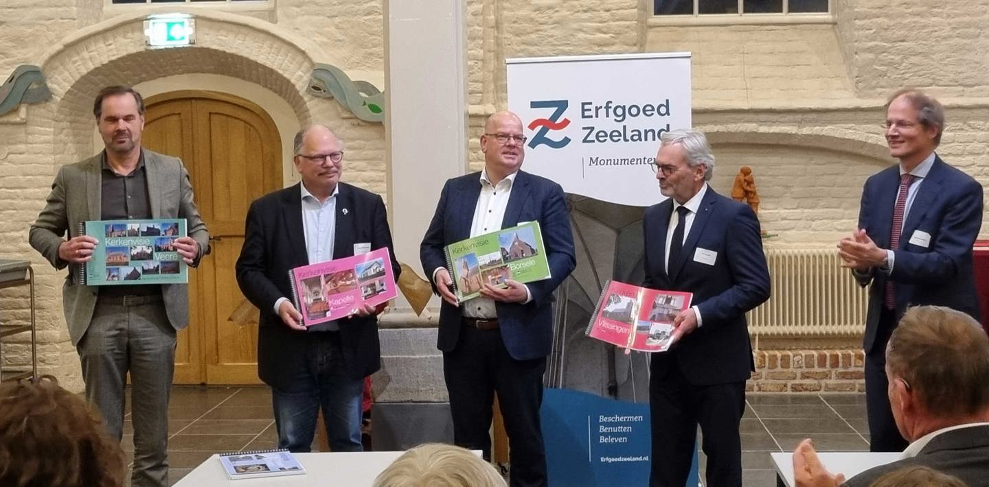 Vier wethouders van de vier gemeenten in Zeeland tonen de gepresenteerde kerkenvisie voor hun gemeente.