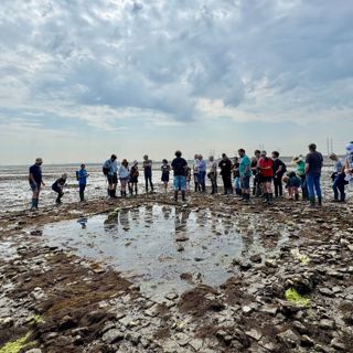 Funderingen bekijken van voormalige huizen (foto Astrid Bolk).
