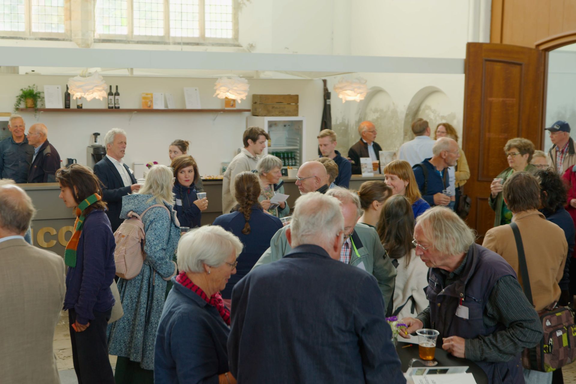 Napraten, ideeën uitwisselen en samenwerkingen smeden tijdens de borrel.
