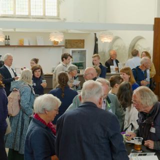 Napraten, ideeën uitwisselen en samenwerkingen smeden tijdens de borrel.