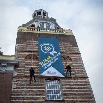 Monumentenwachters rollen de feestelijke banner 
