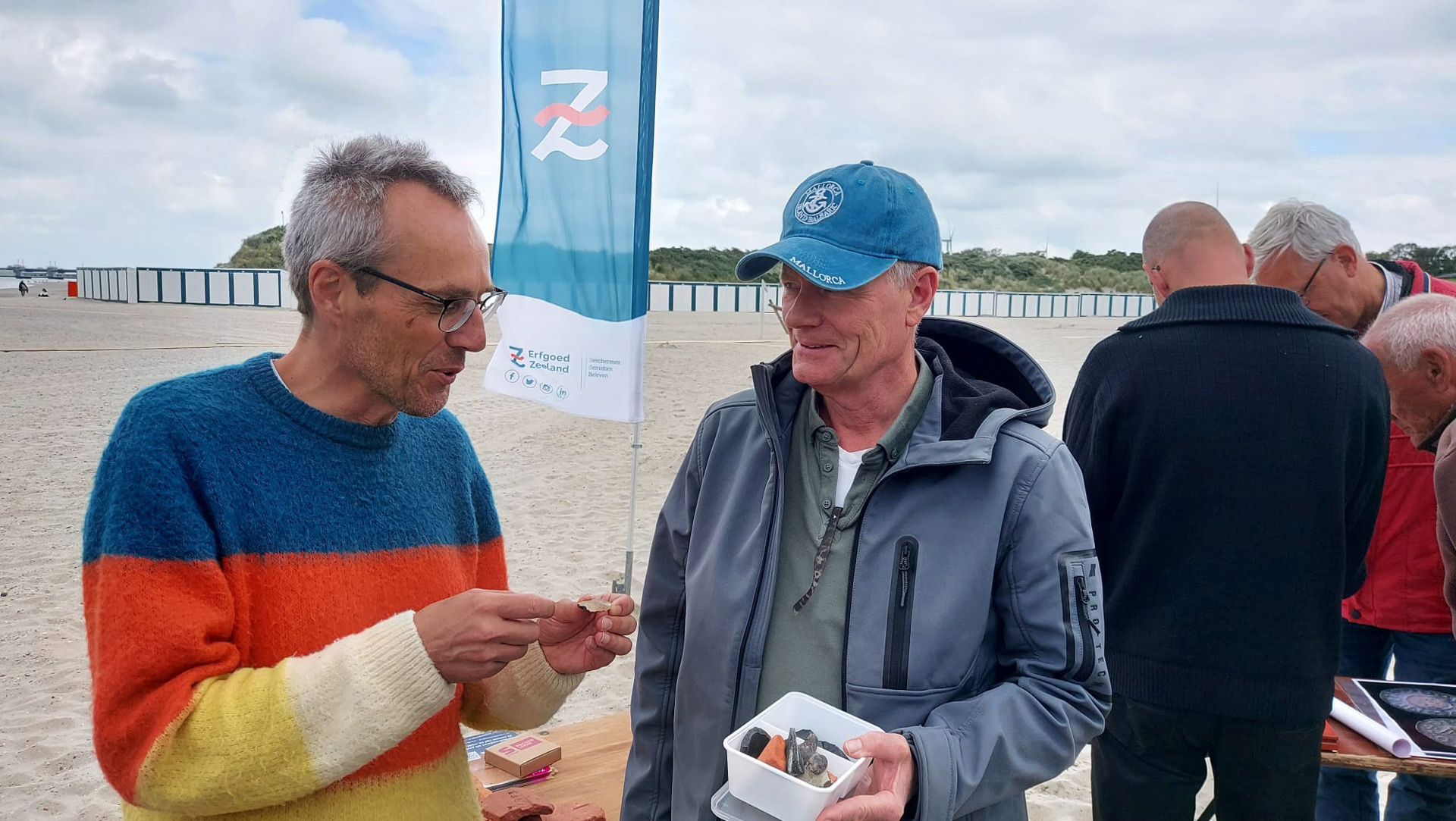Stukken vuursteen worden onder de loep genomen: is het natuurlijk of door mensen gemaakt?