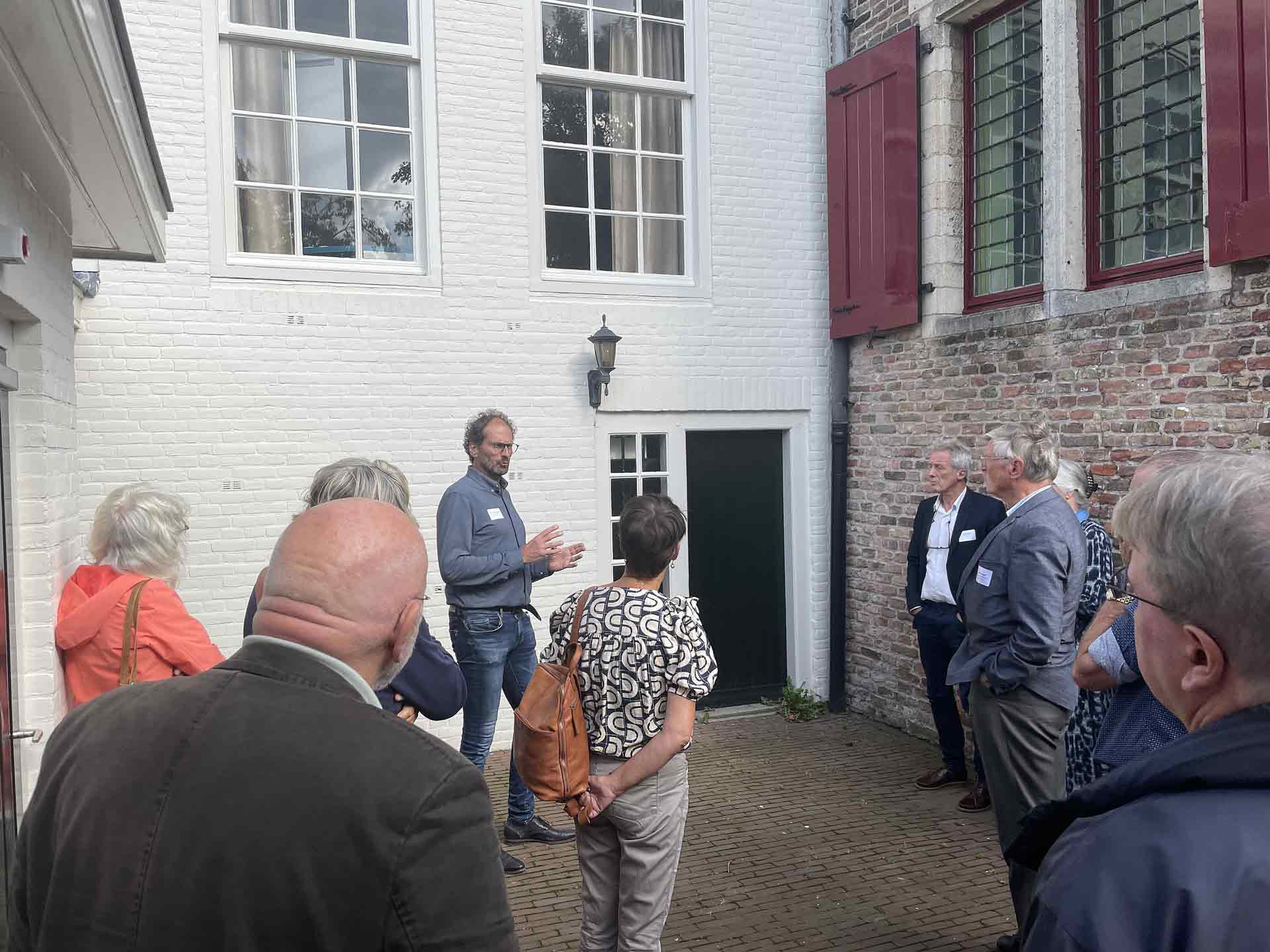 Fred van de Kieboom nam een groep deelnemers mee op excursie naar het Oude Stadhuis.