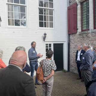Fred van de Kieboom nam een groep deelnemers mee op excursie naar het Oude Stadhuis.