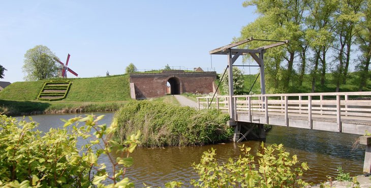 Stadswallen Sluis Zuidpoort met zicht op molen De Brak