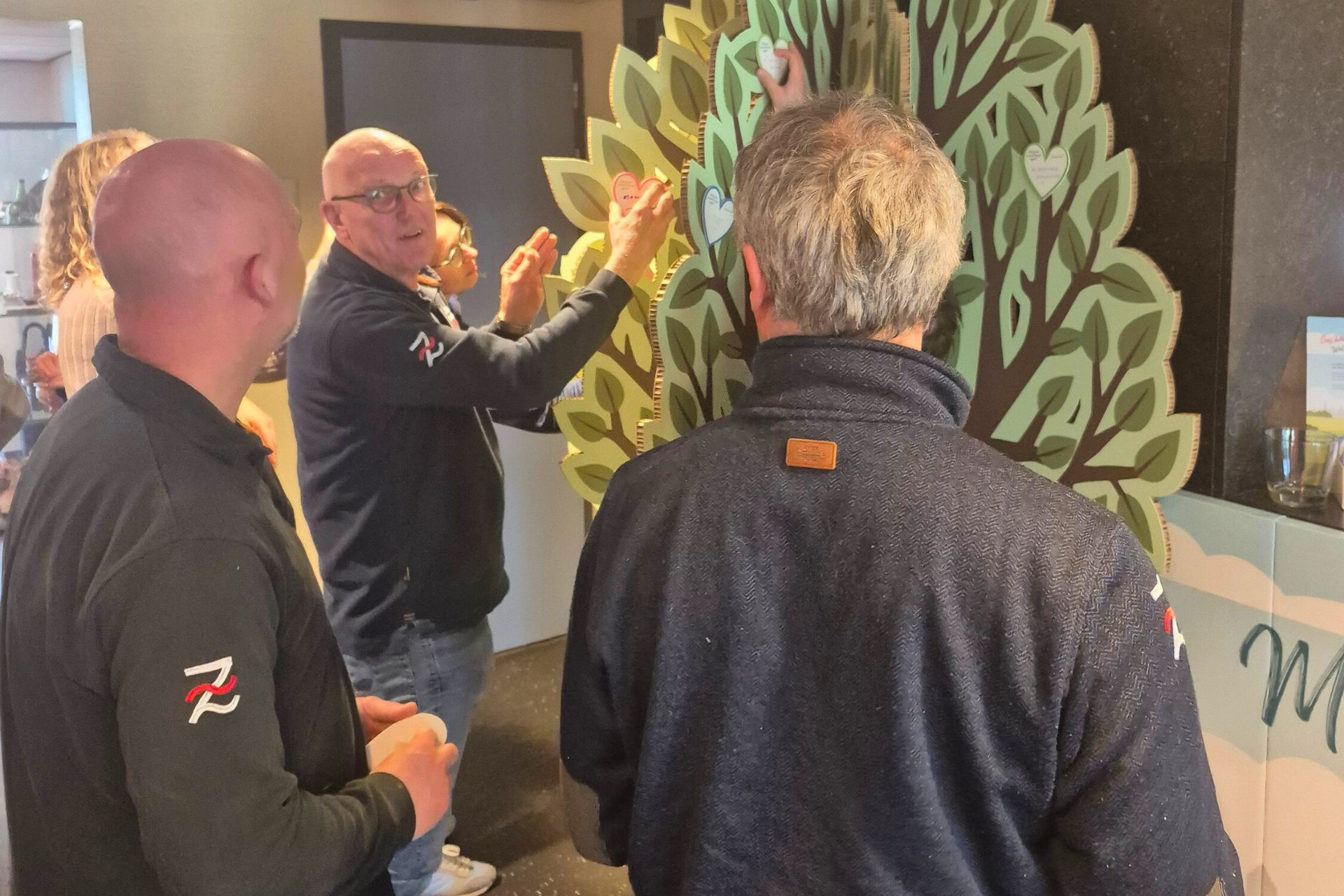 De boom komt tot bloei: de hartjes worden in de jubileumboom gehangen.