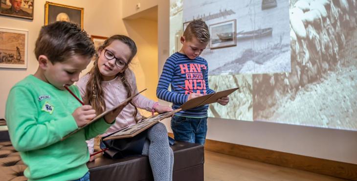 Drie kinderen doen een speurtocht in het Maritiem Muzeeum Zeeland.