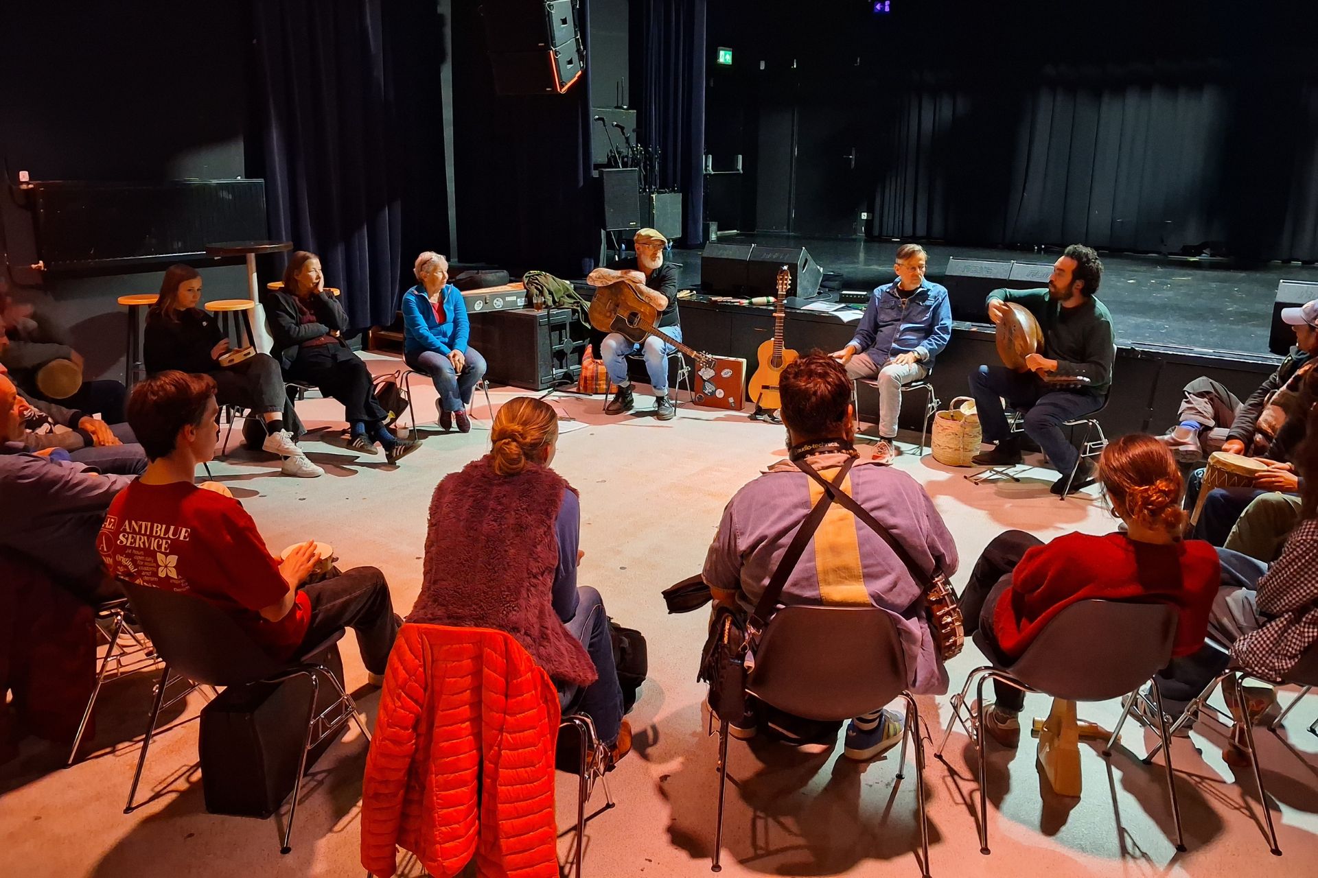 Samen werken aan een teksten en muziek tijdens Buutndieker Sessies.
