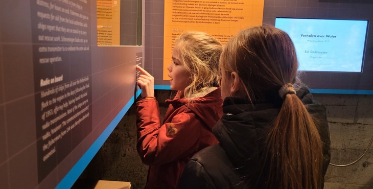Twee kinderen ontdekken verhalen over water in het Watersnoodmuseum in Ouwerkerk.