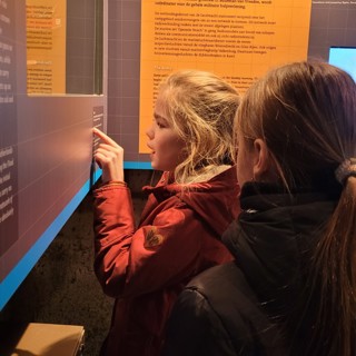 Twee kinderen ontdekken verhalen over water in het Watersnoodmuseum in Ouwerkerk.