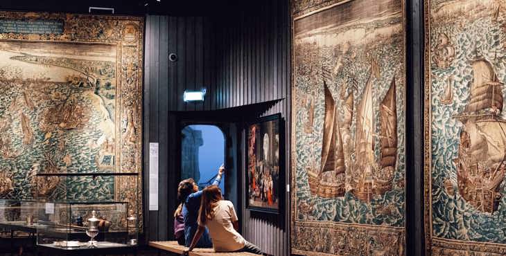 Publiek in de Wandtapijtenzaal van het Zeeuws Museum in Middelburg (foto Viorella Luciana).