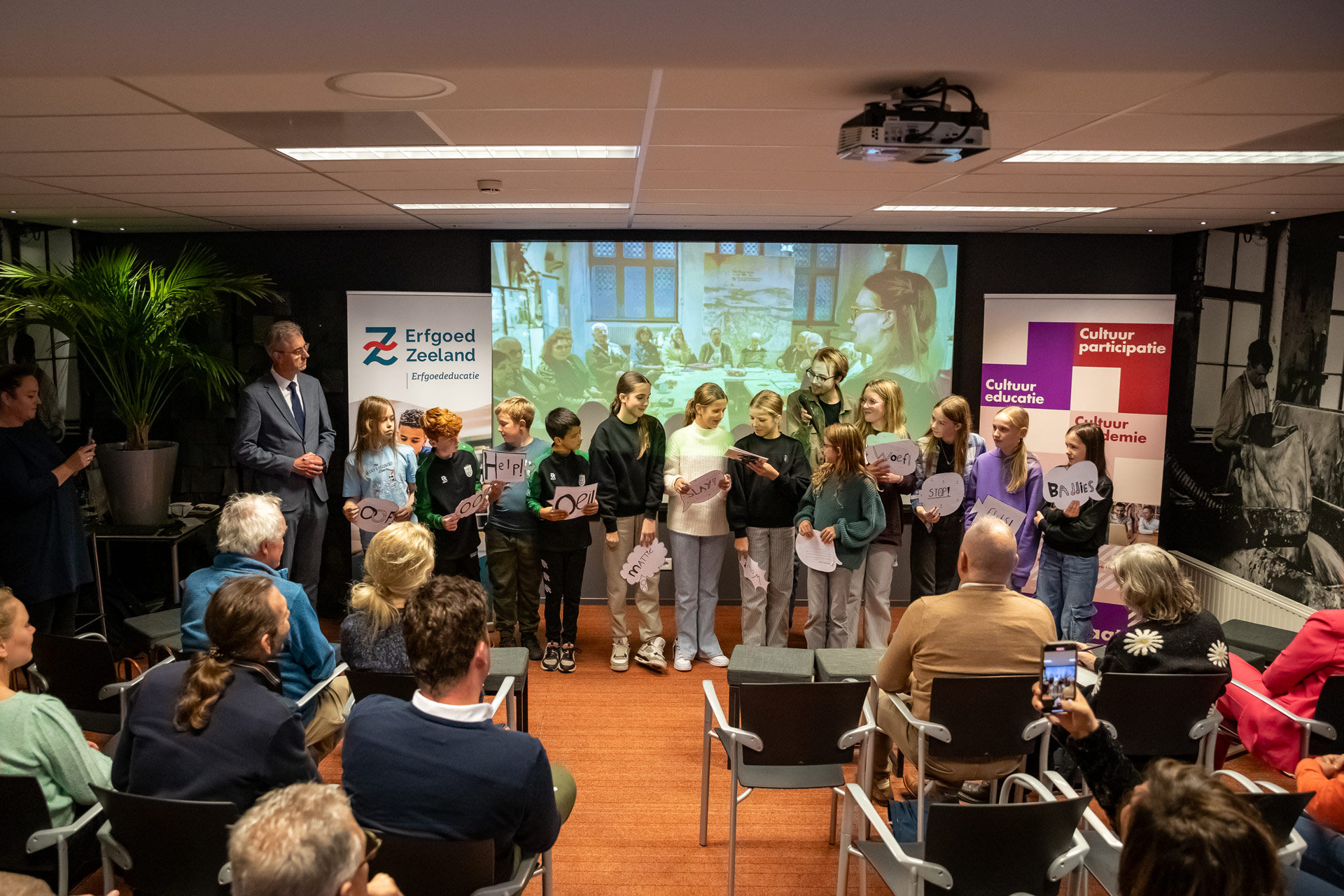 Een groep leerlingen van Het Talent hadden een kleine voordracht rondom de overhandiging voorbereid.