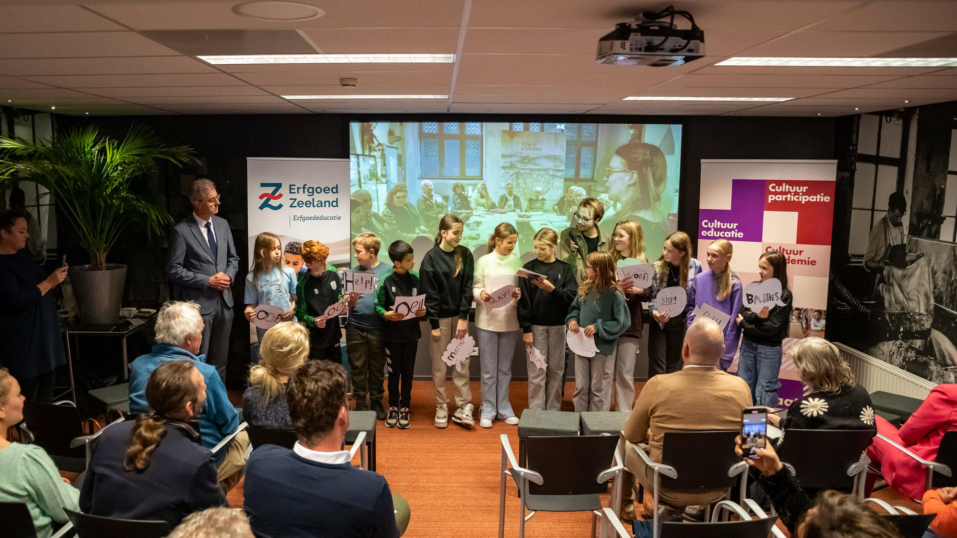 Een groep leerlingen van Het Talent hadden een kleine voordracht rondom de overhandiging voorbereid.