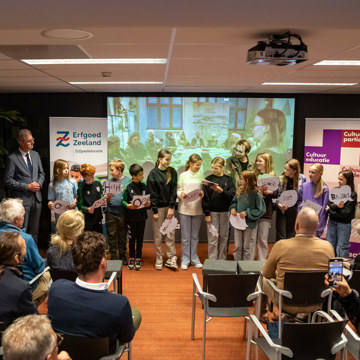 Een groep leerlingen van Het Talent hadden een kleine voordracht rondom de overhandiging voorbereid.