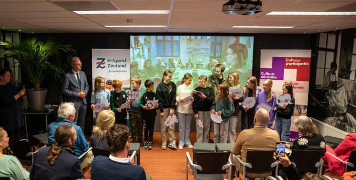 Een groep leerlingen van Het Talent hadden een kleine voordracht rondom de overhandiging voorbereid.
