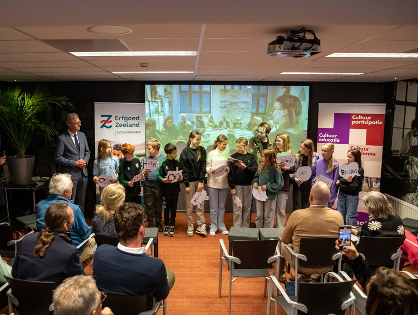 Een groep leerlingen van Het Talent hadden een kleine voordracht rondom de overhandiging voorbereid.